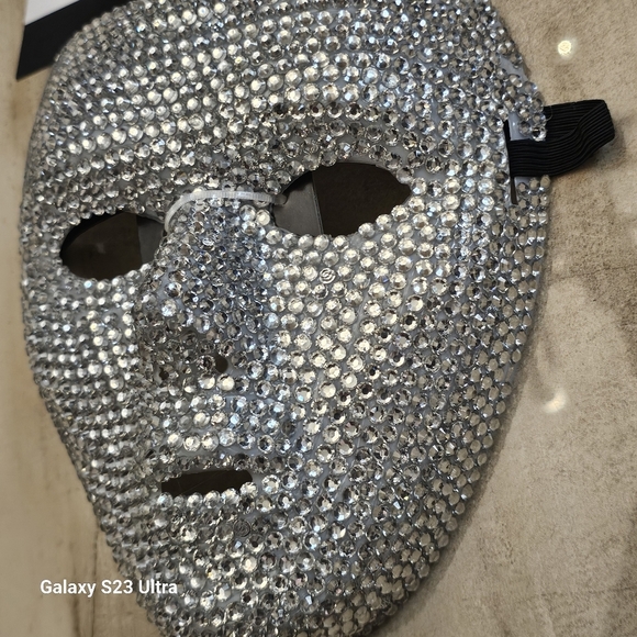NWT Sparkling Silver Rhinestone Mask - Picture 4 of 6